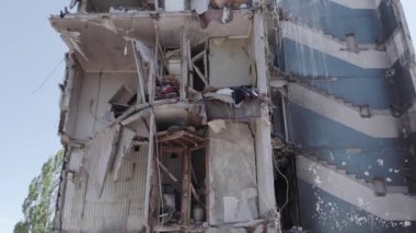 Bu stok videosu Ukrayna 'daki savaşın sonucunu gösteriyor. Borodyanka, Bucha' da harap olmuş bir bina. Gri, renksiz, düz.