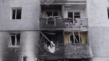 Bu stok videosu Ukrayna 'daki savaşın sonucunu gösteriyor. Borodyanka, Bucha' da harap olmuş bir bina. Gri, renksiz, düz.