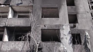 Bu stok videosu Ukrayna 'daki savaşın sonucunu gösteriyor. Borodyanka, Bucha' da harap olmuş bir bina. Gri, renksiz, düz.