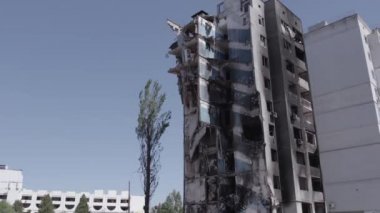 Bu stok videosu Ukrayna 'daki savaşın sonucunu gösteriyor. Borodyanka, Bucha' da harap olmuş bir bina. Gri, renksiz, düz.