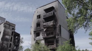 Bu stok videosu Ukrayna 'daki savaşın sonucunu gösteriyor. Borodyanka, Bucha' da harap olmuş bir bina. Gri, renksiz, düz.