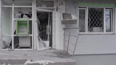 Bu stok videosu Ukrayna 'daki savaşın sonucunu gösteriyor. Borodyanka, Bucha' da harap olmuş bir bina. Gri, renksiz, düz.