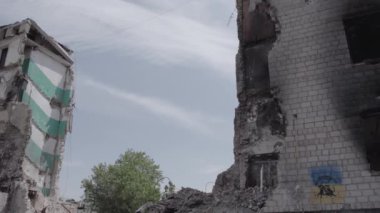 Bu stok videosu Ukrayna 'daki savaşın sonucunu gösteriyor. Borodyanka, Bucha' da harap olmuş bir bina. Gri, renksiz, düz.