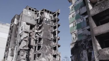 Bu stok videosu Ukrayna 'daki savaşın sonucunu gösteriyor. Borodyanka, Bucha' da harap olmuş bir bina. Gri, renksiz, düz.