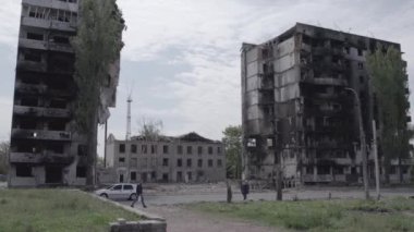 Bu stok videosu Ukrayna 'daki savaşın sonucunu gösteriyor. Borodyanka, Bucha' da harap olmuş bir bina. Gri, renksiz, düz.