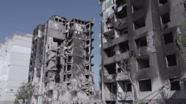 Bu stok videosu Ukrayna 'daki savaşın sonucunu gösteriyor. Borodyanka, Bucha' da harap olmuş bir bina. Gri, renksiz, düz.