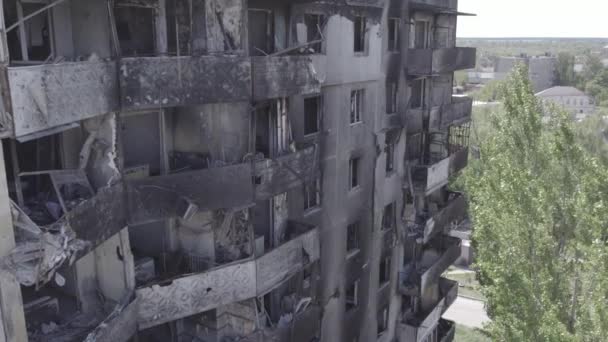 这段录像展示了乌克兰战争的后果 在布查地区的Borodyanka 一栋被毁的住宅大楼 没有颜色 没有公寓 — 图库视频影像