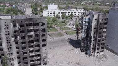 Bu stok videosu Ukrayna 'daki savaşın sonucunu gösteriyor. Borodyanka, Bucha' da harap olmuş bir bina. Gri, renksiz, düz.
