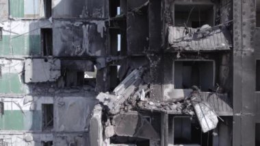 Bu stok videosu Ukrayna 'daki savaşın sonucunu gösteriyor. Borodyanka, Bucha' da harap olmuş bir bina. Gri, renksiz, düz.
