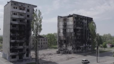Bu stok videosu Ukrayna 'daki savaşın sonucunu gösteriyor. Borodyanka, Bucha' da harap olmuş bir bina. Gri, renksiz, düz.