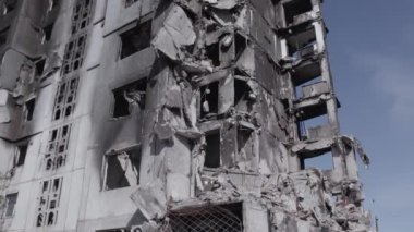 Bu stok videosu Ukrayna 'daki savaşın sonucunu gösteriyor. Borodyanka, Bucha' da harap olmuş bir bina. Gri, renksiz, düz.