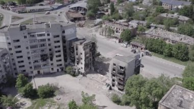 Bu stok videosu Ukrayna 'daki savaşın sonucunu gösteriyor. Borodyanka, Bucha' da harap olmuş bir bina. Gri, renksiz, düz.