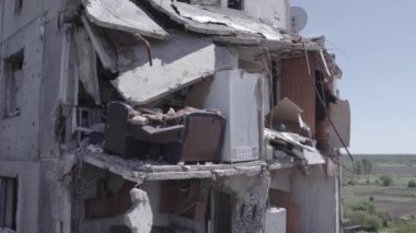 Bu stok videosu Ukrayna 'daki savaşın sonucunu gösteriyor. Borodyanka, Bucha' da harap olmuş bir bina. Gri, renksiz, düz.