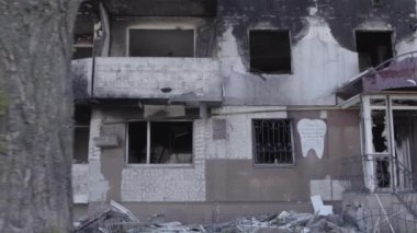 Bu stok videosu Ukrayna 'daki savaşın sonucunu gösteriyor. Borodyanka, Bucha' da harap olmuş bir bina. Gri, renksiz, düz.