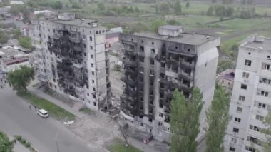 Bu stok videosu Ukrayna 'daki savaşın sonucunu gösteriyor. Borodyanka, Bucha' da harap olmuş bir bina. Gri, renksiz, düz.