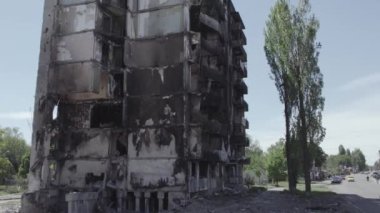 Bu stok videosu Ukrayna 'daki savaşın sonucunu gösteriyor. Borodyanka, Bucha' da harap olmuş bir bina. Gri, renksiz, düz.