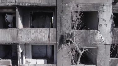 Bu stok videosu Ukrayna 'daki savaşın sonucunu gösteriyor. Borodyanka, Bucha' da harap olmuş bir bina. Gri, renksiz, düz.