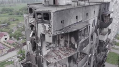 Bu stok videosu Ukrayna 'daki savaşın sonucunu gösteriyor. Borodyanka, Bucha' da harap olmuş bir bina. Gri, renksiz, düz.