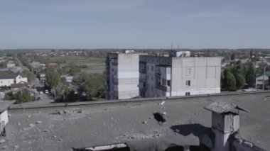 Bu stok videosu Ukrayna 'daki savaşın sonucunu gösteriyor. Borodyanka, Bucha' da harap olmuş bir bina. Gri, renksiz, düz.
