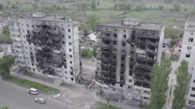 Bu stok videosu Ukrayna 'daki savaşın sonucunu gösteriyor. Borodyanka, Bucha' da harap olmuş bir bina. Gri, renksiz, düz.
