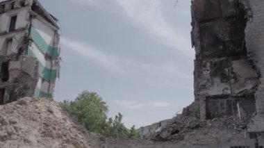Bu stok videosu Ukrayna 'daki savaşın sonucunu gösteriyor. Borodyanka, Bucha' da harap olmuş bir bina. Gri, renksiz, düz.