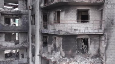 Bu stok videosu Ukrayna 'daki savaşın sonucunu gösteriyor. Borodyanka, Bucha' da harap olmuş bir bina. Gri, renksiz, düz.