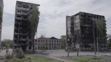 Bu stok videosu Ukrayna 'daki savaşın sonucunu gösteriyor. Borodyanka, Bucha' da harap olmuş bir bina. Gri, renksiz, düz.