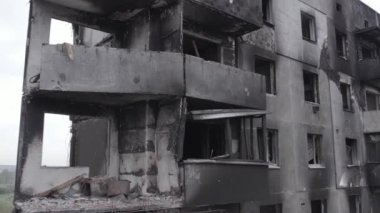 Bu stok videosu Ukrayna 'daki savaşın sonucunu gösteriyor. Borodyanka, Bucha' da harap olmuş bir bina. Gri, renksiz, düz.