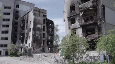 Bu stok videosu Ukrayna 'daki savaşın sonucunu gösteriyor. Borodyanka, Bucha' da harap olmuş bir bina. Gri, renksiz, düz.
