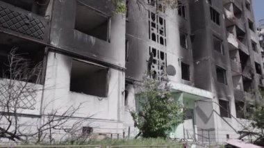 Bu stok videosu Ukrayna 'daki savaşın sonucunu gösteriyor. Borodyanka, Bucha' da harap olmuş bir bina. Gri, renksiz, düz.