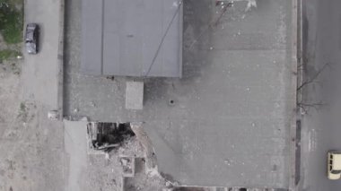 Bu stok videosu Ukrayna 'daki savaşın sonucunu gösteriyor. Borodyanka, Bucha' da harap olmuş bir bina. Gri, renksiz, düz.