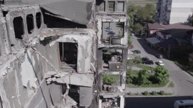 Bu stok videosu Ukrayna 'daki savaşın sonucunu gösteriyor. Borodyanka, Bucha' da harap olmuş bir bina. Gri, renksiz, düz.