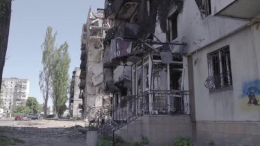 Bu stok videosu Ukrayna 'daki savaşın sonucunu gösteriyor. Borodyanka, Bucha' da harap olmuş bir bina. Gri, renksiz, düz.