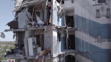 Bu stok videosu Ukrayna 'daki savaşın sonucunu gösteriyor. Borodyanka, Bucha' da harap olmuş bir bina. Gri, renksiz, düz.