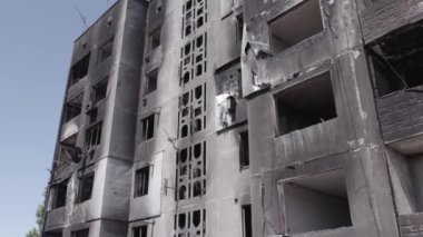 Bu stok videosu Ukrayna 'daki savaşın sonucunu gösteriyor. Borodyanka, Bucha' da harap olmuş bir bina. Gri, renksiz, düz.