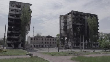 Bu stok videosu Ukrayna 'daki savaşın sonucunu gösteriyor. Borodyanka, Bucha' da harap olmuş bir bina. Gri, renksiz, düz.