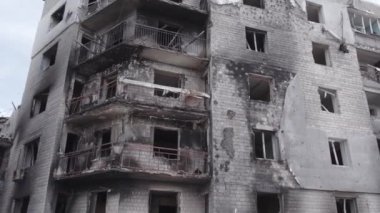 Bu stok videosu Ukrayna 'daki savaşın sonucunu gösteriyor. Borodyanka, Bucha' da harap olmuş bir bina. Gri, renksiz, düz.