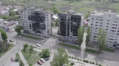 Bu stok videosu Ukrayna 'daki savaşın sonucunu gösteriyor. Borodyanka, Bucha' da harap olmuş bir bina. Gri, renksiz, düz.