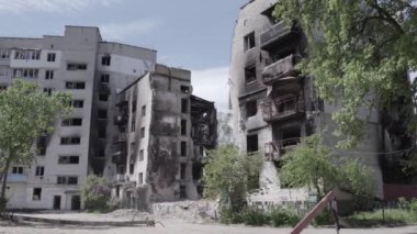 Bu stok videosu Ukrayna 'daki savaşın sonucunu gösteriyor. Borodyanka, Bucha' da harap olmuş bir bina. Gri, renksiz, düz.