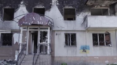 Bu stok videosu Ukrayna 'daki savaşın sonucunu gösteriyor. Borodyanka, Bucha' da harap olmuş bir bina. Gri, renksiz, düz.