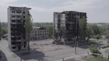 Bu stok videosu Ukrayna 'daki savaşın sonucunu gösteriyor. Borodyanka, Bucha' da harap olmuş bir bina. Gri, renksiz, düz.