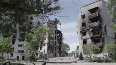 Bu stok videosu Ukrayna 'daki savaşın sonucunu gösteriyor. Borodyanka, Bucha' da harap olmuş bir bina. Gri, renksiz, düz.