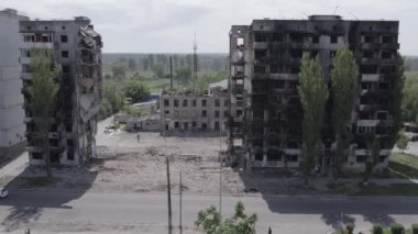 Bu stok videosu Ukrayna 'daki savaşın sonucunu gösteriyor. Borodyanka, Bucha' da harap olmuş bir bina. Gri, renksiz, düz.