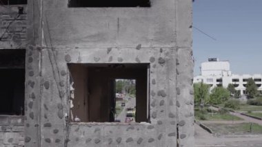 Bu stok videosu Ukrayna 'daki savaşın sonucunu gösteriyor. Borodyanka, Bucha' da harap olmuş bir bina. Gri, renksiz, düz.