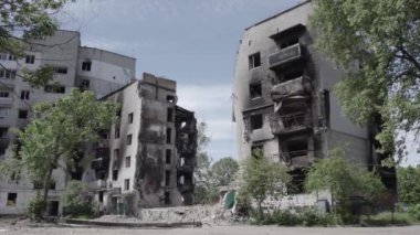 Bu stok videosu Ukrayna 'daki savaşın sonucunu gösteriyor. Borodyanka, Bucha' da harap olmuş bir bina. Gri, renksiz, düz.