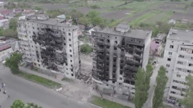Bu stok videosu Ukrayna 'daki savaşın sonucunu gösteriyor. Borodyanka, Bucha' da harap olmuş bir bina. Gri, renksiz, düz.