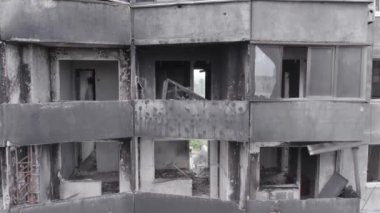 Bu stok videosu Ukrayna 'daki savaşın sonucunu gösteriyor. Borodyanka, Bucha' da harap olmuş bir bina. Gri, renksiz, düz.