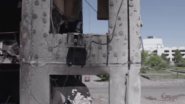 Bu stok videosu Ukrayna 'daki savaşın sonucunu gösteriyor. Borodyanka, Bucha' da harap olmuş bir bina. Gri, renksiz, düz.