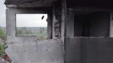 Bu stok videosu Ukrayna 'daki savaşın sonucunu gösteriyor. Borodyanka, Bucha' da harap olmuş bir bina. Gri, renksiz, düz.