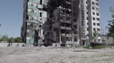 Bu stok videosu Ukrayna 'daki savaşın sonucunu gösteriyor. Borodyanka, Bucha' da harap olmuş bir bina. Gri, renksiz, düz.